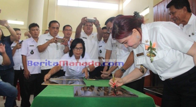 Bupati Vonnie Panambunan menandatangani prasasti pencanangan Kampung KB.