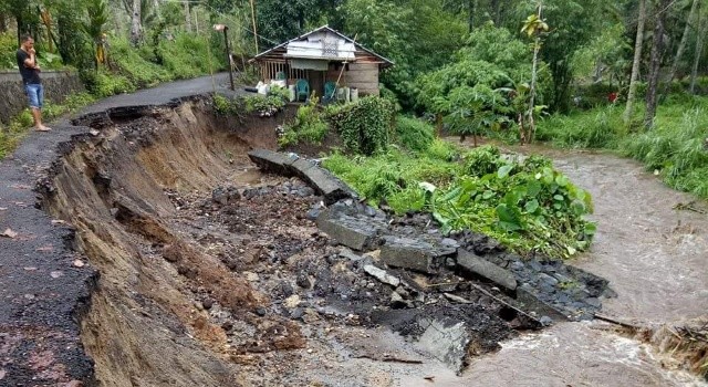 Kondisi talud dan jalan yang longsor akibat bencana banjir di Jaga III Desa Tatelu. Kerusakan parah terjadi sepanjang kurang lebih 30 meter.(foto: Edwin Nelwan)
