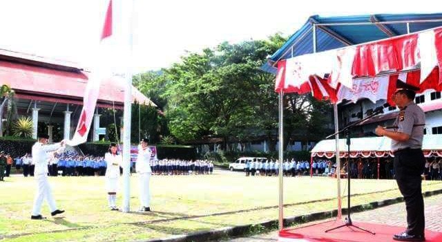 Upacara bendera yang dilaksanakan di Lapangan Kantor Bupati dipimpin Kapolres Minut AKBP Eko Irianto SIK, yang bertindak sebagai inspektur upacara.(foto: Humas Pemkab Minut)