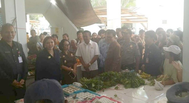 Bupati Minut Vonnie Panambunan bersama Forkopimda memantau harga bahan pokok di Pasar Kema.(foto: Humas Pemkab Minut)