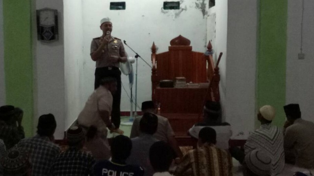 Kapolres Minsel, AKBP Arya Perdana, SH, SIK, MSi Saat Menyampaikan Ceramah di Masjid Al'Huda Desa Wawontulap