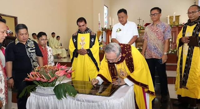 Penandatanganan prasasti oleh Uskup Manado Mgr Joseph Suwatan MSC didampingi Gubernur Sulut Olly Dondokambey SE