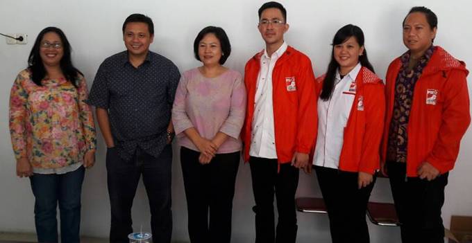 Ketua KPU Sulut Yessy Momongan bersama pengurus PSI Sulut