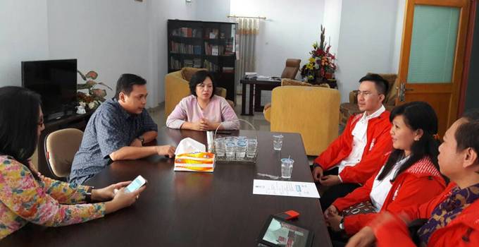 Ketua KPU Sulut Yessy Momongan bersama pengurus PSI Sulut1