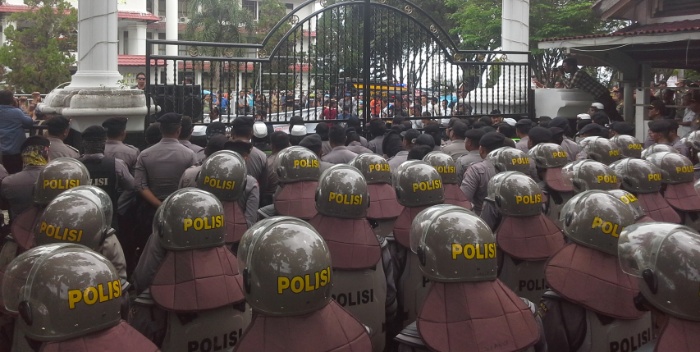 Polisi siaga di kantor gubernur Sulut