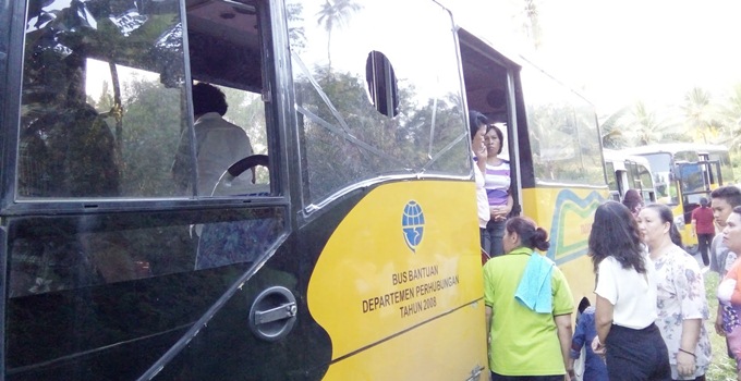 Bus rombongan Hapsa WKI GMIM Jemaat Sosonopan Paniki yang mengalami musibah pelemparan batu