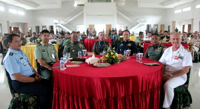Mayjen TNI Ganip Warsito dan Kolonel Inf Eko Prayitno bersama rombongan Tim Military Attache