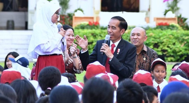 Presiden Joko Widodo sedang mendongeng dihadapan para siswa SD dan SMP
