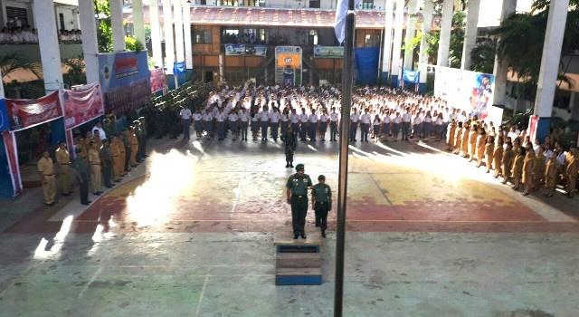 Pelaksanaan upacara bendera SMA Negeri 1 Manado bersama Kodim 1309/Manado