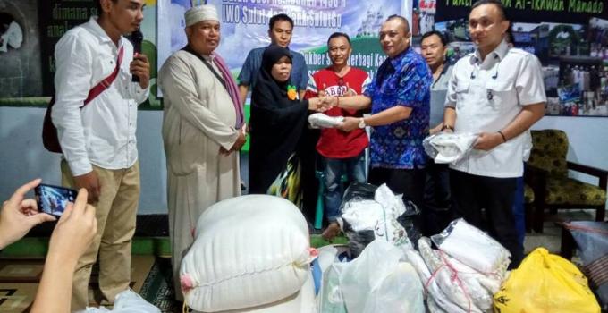 Bantuan pakaian dan bahan pokok diserahkan manajemen Bank SulutGo kepada pengurus panti disaksikan Ketua IWO Victor Rarung