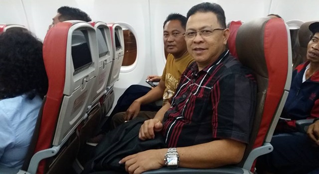 Dicky Masengi saat berada di dalam cabin pesawat Batik Air tujuan Manado - Jakarta