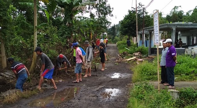 Kegiatan pembuatan drainase dan betonisasi bahu jalan di Jaga 3 Desa Amongena Satu