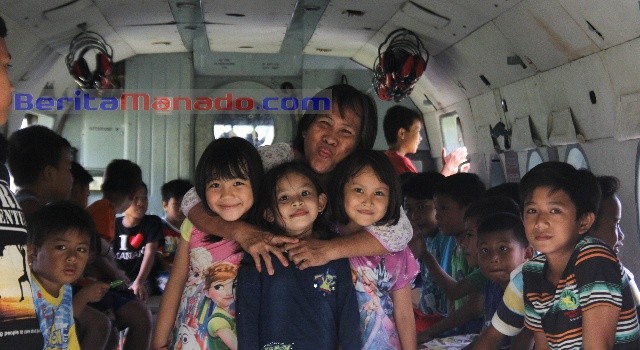 Orang dewasa dan anak-anak antusias dan bahagia mendapat kesempatan melihat langsung helikopter di lapangan Kodam XIII/Merdeka