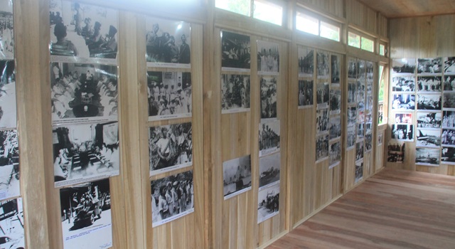Foto karya Frans Mendur dan Alex Mendur yang ada di Museum Tugu Pers Mendur Kawangkoan