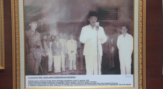 Presiden RI Pertama Ir Soekarno saat membacakan teks Proklamasi Kemerdekaan RI