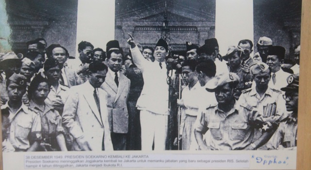 Desember 1949, saat Presiden Soekarno kembali ke Jakarta dari Jogjakarta untuk memangku jabata sebagai Presiden Republik Indonesia Serikat (RIS)