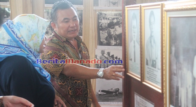 Berty Mendur saat memberikan penjelasan kepada pengunjung Museum Tugu Pers Mendur di Kawangkoan