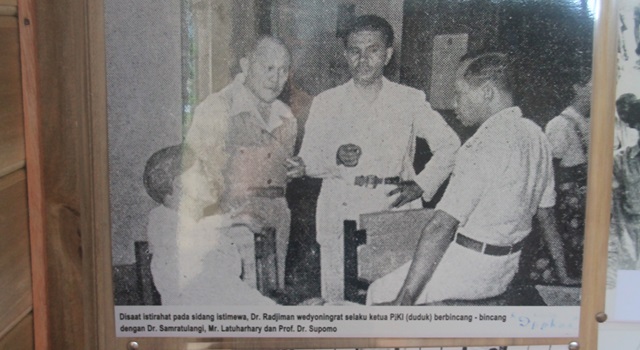 Dr Sam Ratulangi (berdiri sebelah kiri) saat jedah pelaksanaan Sidang Istimewa 