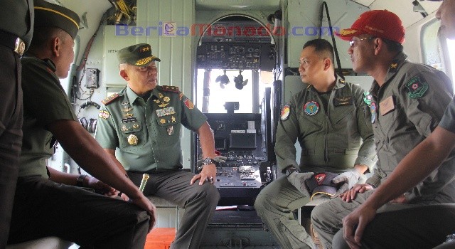 Mayjen TNI Ganip Warsito bersama kru helikopter MI-17
