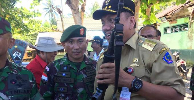 Olly Dondokambey pegang senjata, pulau miangas, tentara, TNI Gubernur Miangas 1 pegang senjata