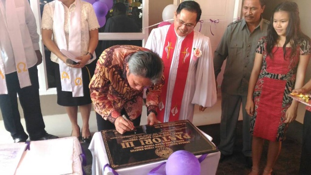 Wabup Franky Wongkar Saat Menandatangani Prasasti Peresmian Pastori III Tewasen