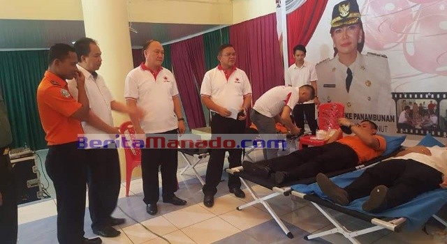 Sekda Minut Ir Jemmy Kuhu MA didampingi Ketua PMI Minut Ir Joppi Lengkong memantau jalannya kegiatan donor darah.