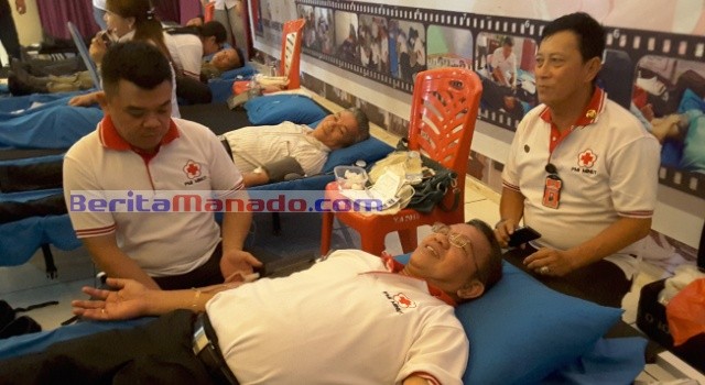 Ketua PMI Minut Ir Joppi Lengkong, mendonorkan darahnya dibantu petugas kesehatan yang juga Sekretaris PMI Minut Melky Wewengkang.