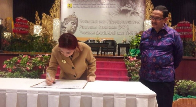 Bupati Minut Vonnie Panambunan menandatangani MoU.(foto: Staf Khusus Bupati Minut)
