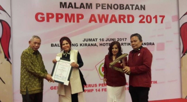 Bupati Vonnie Panambunan menerima penghargaan.(foto: Staf Khusus Bupati Minut)