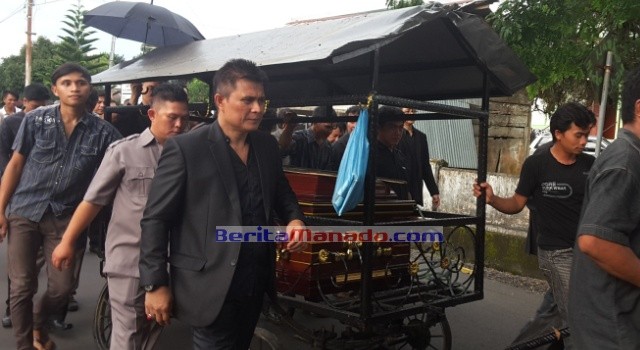 Anggota DPRD Minut Lucky Kiolol mengantar jenazah sang ayah ke tempat peristirahatan terakhir.