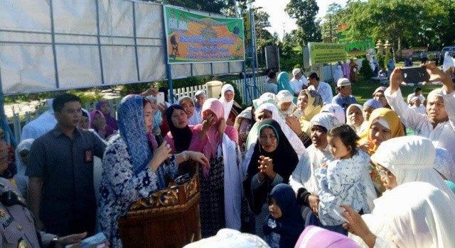 Bupati Vonnie Panambunan  bersama umat muslim di Minut.(foto: staf khusus bupati