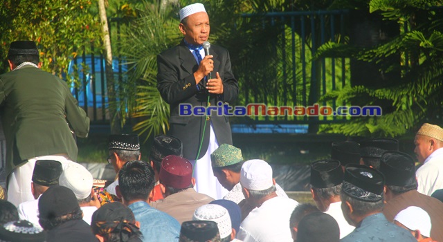 Imam Yusuf Latief saat membaakan ceramah dan pesan-pesan Idul Fitri