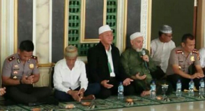 Kapolres Bitung ketika ikut berbuka Puasa di salah satu Masjid