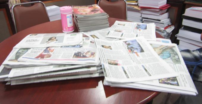 Setiap hari koran baru menumpuk di masing-masing ruangan komisi