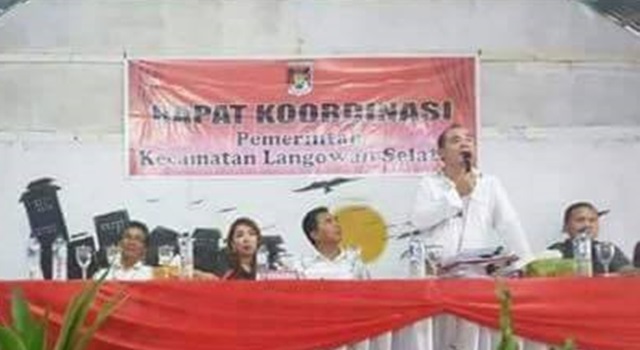 Rommy Rumengan saat melakukan sosialisasi Relawan Minahasa Bersatu usai Rapat Koordinasi Kecamatan Langowan Selatan
