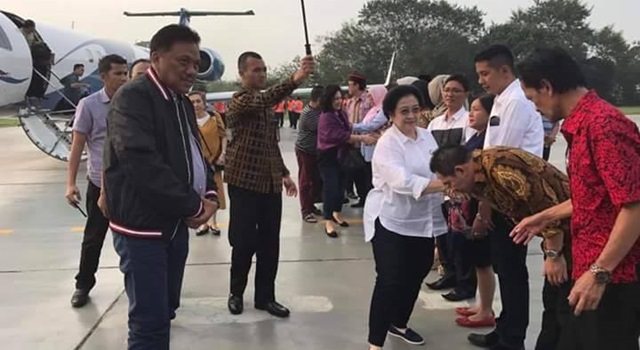 Megawati Soekarnoputri didampingi Olly Dondokambey saat tiba di Pangkalan Udara TNI AU Abdul Rahman Saleh Malang