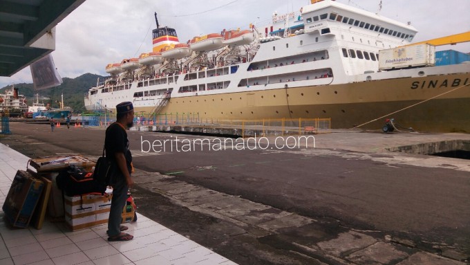 KM Sinabung saat akan meninggalkan Pelabuhan Samudera Bitung