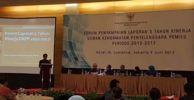 Prof Jan Lombok ketika menyampaikan kinerja di hadpaan DKPP