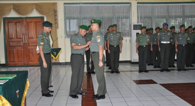 Penyematan tanda jabatan oleh Brigjen TNI Sabar Simanjuntak kepada Kolonel Inf Endro Satoto