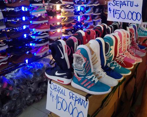 Sepatu murah di itCenter Manado