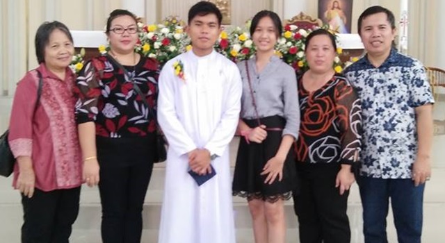 Fr Valentino Wullur Pr bersama orangtua dan keluarga usai penerimaan Busana Rohani