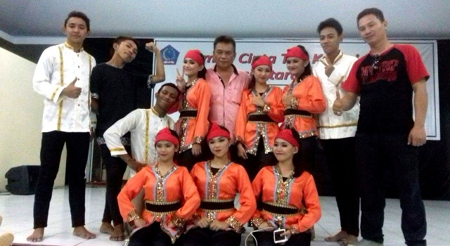 Tim tari tradisi Sanggar Seni Mandiri Manado bersama Manager tim (tengah, kemeja merah muda) 
