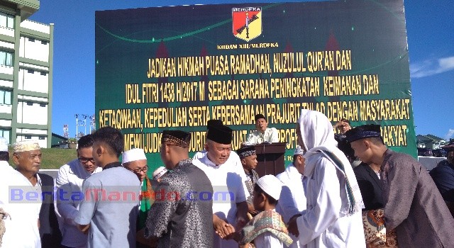 Usai Sholat Id, Pangdam XIII/Merdeka Mayjen TNI Ganip Warsito bersama jajarannya bersilaturahmi bersama masyarakat