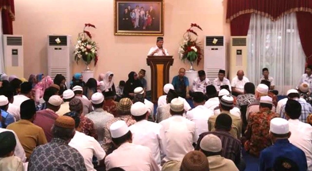 Vicky Lumentut berbuka puasa bersama Imam masjid se-kota Manado