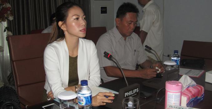 Cindy Wurangian, memimpin hearing Komisi 2 DPRD Sulut bersama manajemen Indomaret dan Alfamart