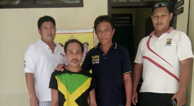 Pelaku R (kedua dari kiri), ditahan Tim Cakalele Polsek Likupang.(foto: Humas Polres Minut)