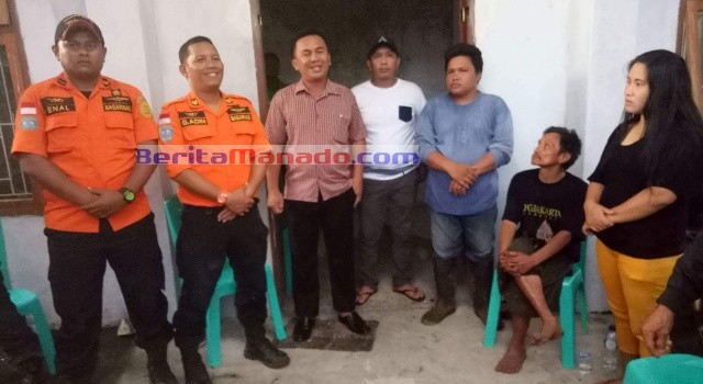Tim Basarnas Manado bersama Hukum Tua dan keluarga korban.
