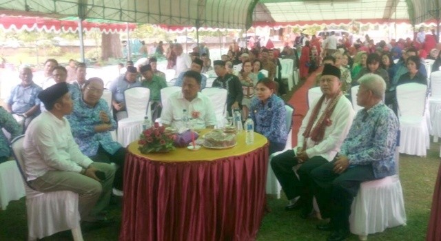 Gubernur Sulut Olly Dondokambey dan Bupati Minut Vonnie Panambunan bersama sejumlah pejabat, menghadiri halal bi halal di Kauditan.(foto: humas pemkab minut)