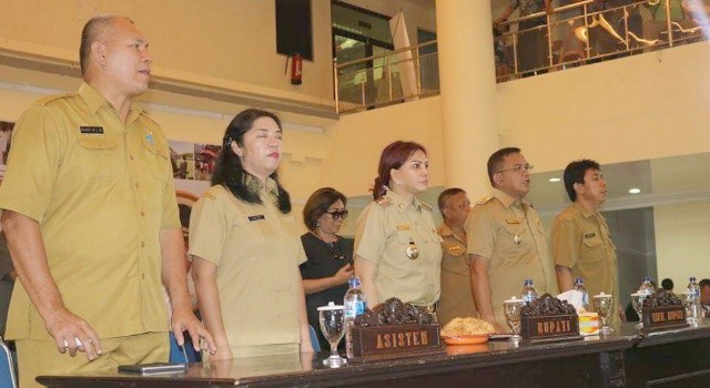 Bupati Vonnie Panambunan, Wabup Joppi Lengkong, serta para asisten Pemkab Minut.(foto: staf khusus bupati)