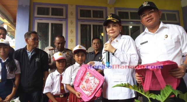 Bupati Vonnie Panambunan dan Wabup Ir Joppi Lengkong membagikan perlengkapan sekolah bagi siswa di Lihunu.
